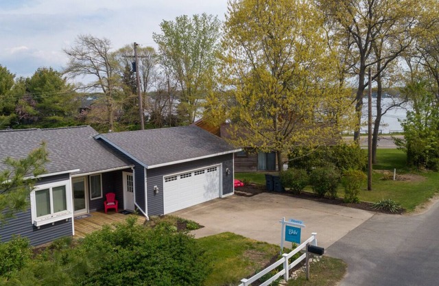 Bright and Airy Cottage walking distance to Holland State Park