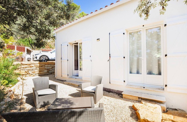 Bright and beautiful cottage with pool in Sainte-Baume Natural Regional Park.
