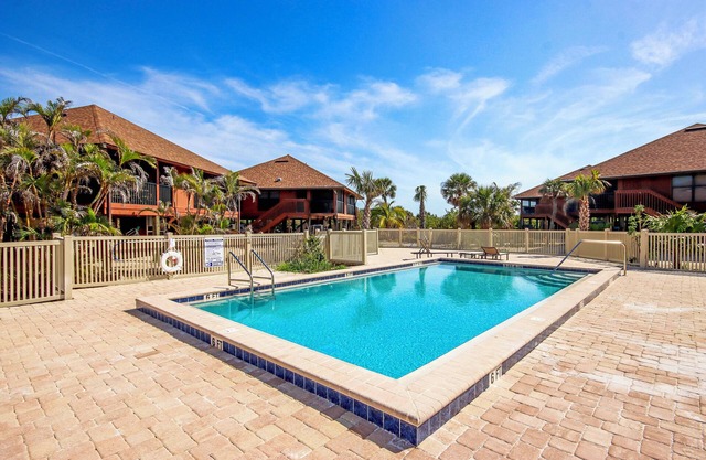Bright and breezy poolside escape on Sanibel Island - Pet friendly - Signal Inn 02
