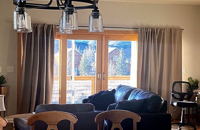 Bright and open 2 story, 3 bedroom townhome