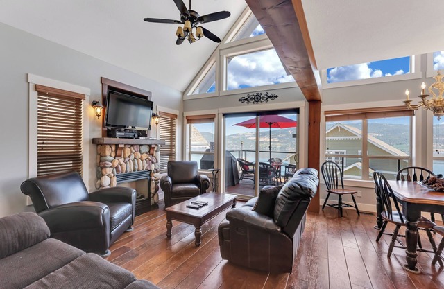 Bright and Open Lakeview 2 Bedroom and Loft Cottage at La Casa!