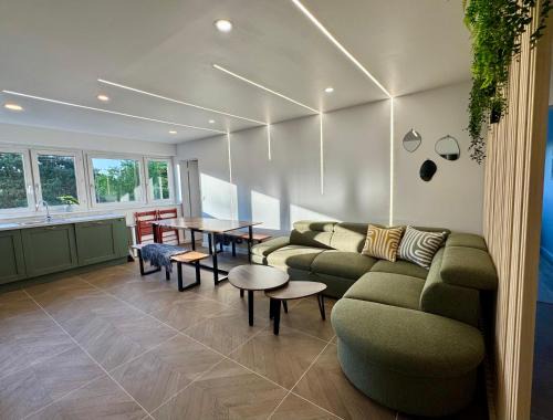 Bright and Spacious 4BR family apt I 10 min to metro, 15 minutes to Orly Airport