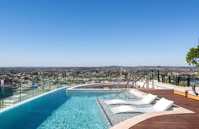 Bright and Sunny 1Bedroom Apartment + Rooftop Pool