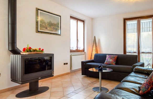 Bright and very spacious apartment, which in 165 sqm accommodates 8 people with great comfort, having three bedrooms and two bathrooms. The flat is located in a villa and has access to the garden with an equipped patio and gazebo, shared with the other a