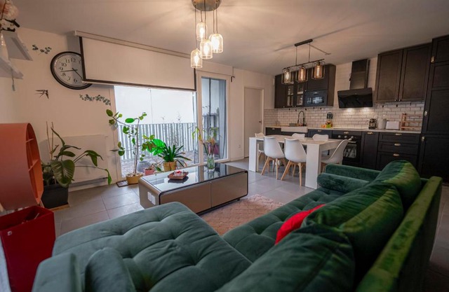 Bright Apartment Near the Beach