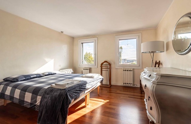 Bright apartment of 79 sqm on two levels, for 5 people, on the 2nd floor of a building WITHOUT lift.The property is located in Oriago di Mira, a hamlet of Mira, characterised by the lovely landscape along the river Brenta, a mix of history, nature and ar