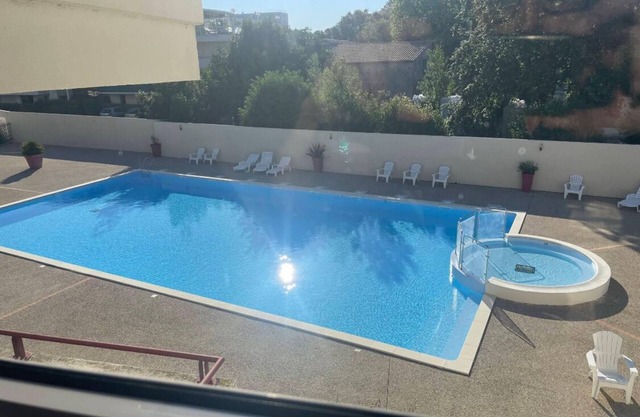 Bright apartment, quiet, secure residence, swimming pool/parking, near Port Minimes