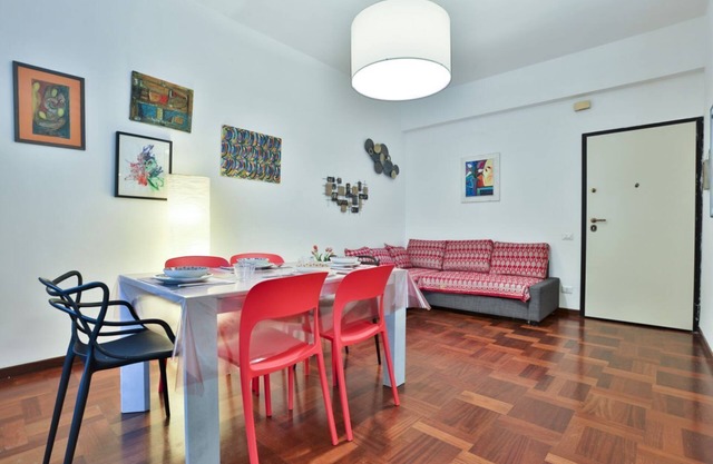 Bright apartment with balcony ideal for up to 4 people, equipped with every comfort to ensure a relaxing stay. Located just 200 meters from the sea, it is located in the eastern area of ​Salerno, in a quiet but well-served neighborhood, with shops,