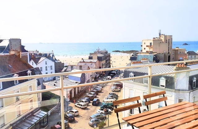 Bright apt with balcony, panoramic view.