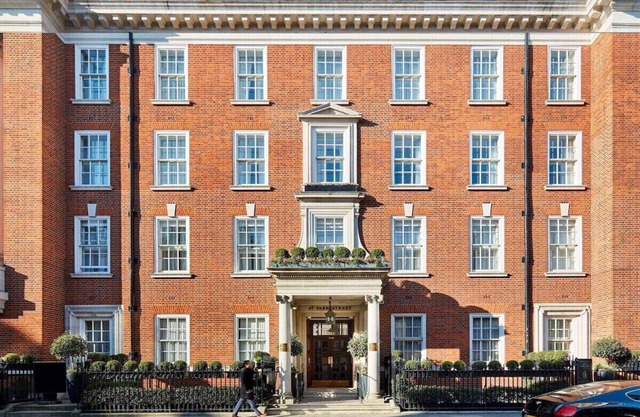 Bright & Calm: 2-Bedroom Condo in the Heart of London