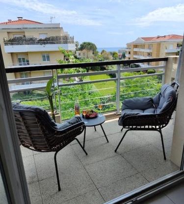 Bright & calm sea-view apartment