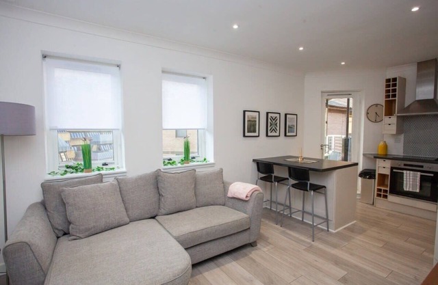 Bright Central Flat with Balcony and Free Parking!