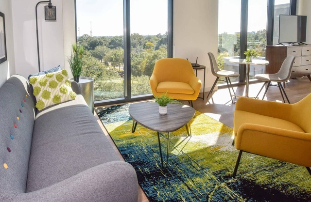 Bright City Center Corner Apartment