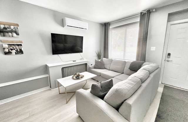 Bright & Comfortable 2BR Apartment in Windsor, ON