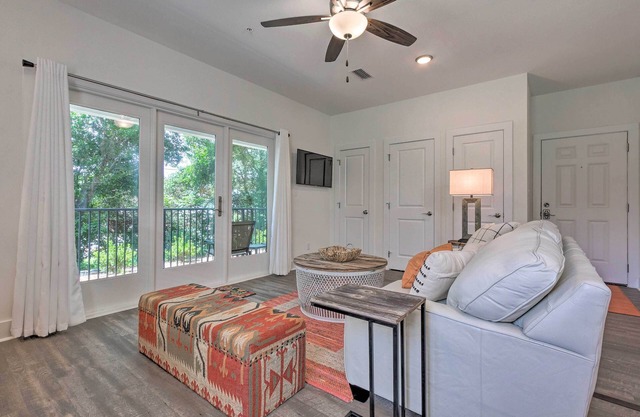 Bright Condo w/Pool, 3 Blocks to Santa Rosa Beach