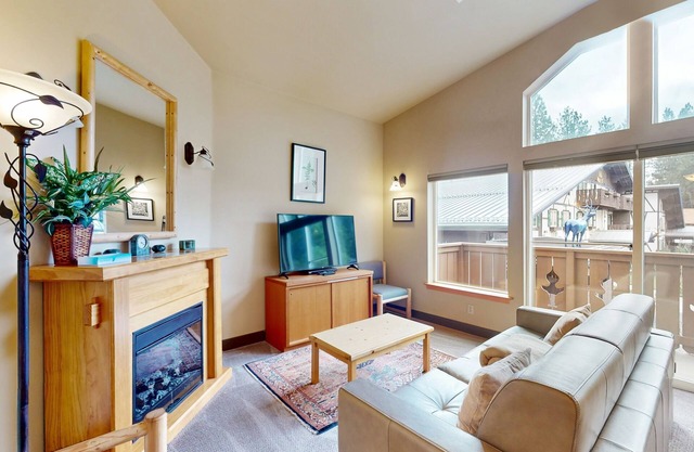 Bright condo with WiFi, balcony, pools & hot tubs - walk downtown