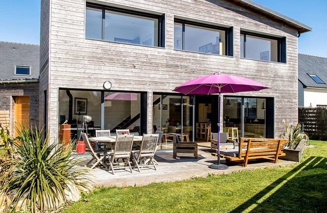 bright, contemporary new villa 2 minutes from beautiful beaches