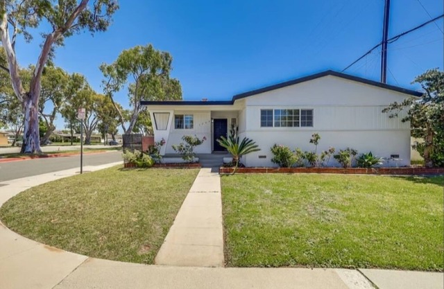 Bright & Cozy 3BR Home w/King Bed, Backyard - Near Beaches & Shopping Center