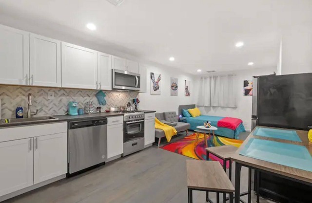 Bright & Cozy Studio Near PATH!