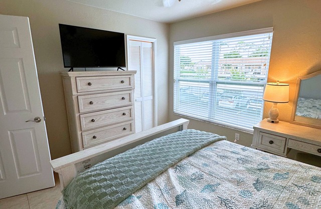 Bright end-unit 3BR w/vaulted ceilings near beach