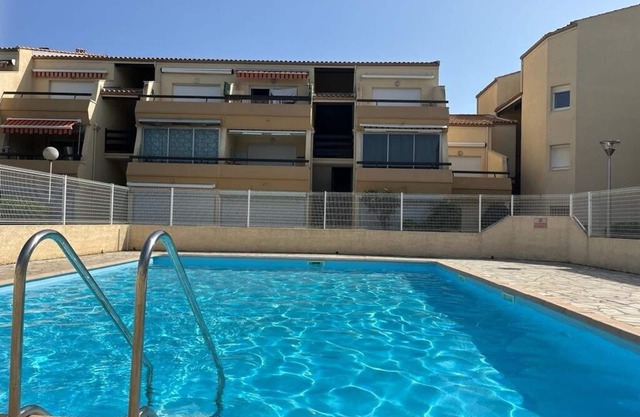Bright flat in a residence with pool close to shops