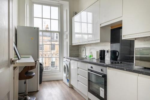 Bright High-Ceiling 2BD Flat - Central Edinburgh!
