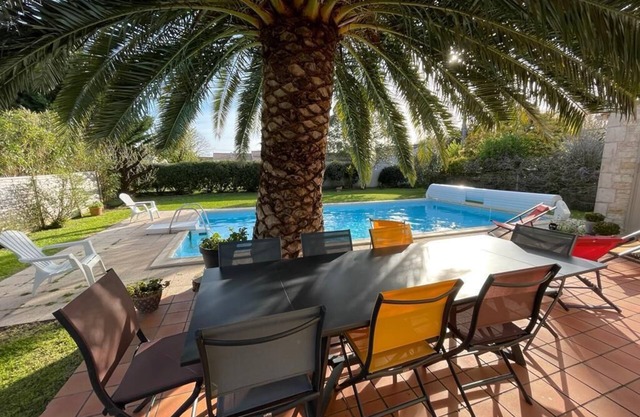 Bright house in a quiet area with swimming pool, terrace, garden and bykes.