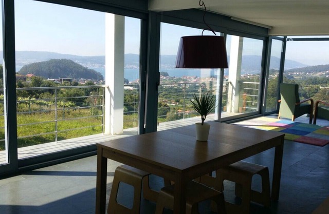 BRIGHT HOUSE IN THE LOWER RIAS. IDEAL FOR FAMILIES. A STONE'S THROW FROM THE BEACHES