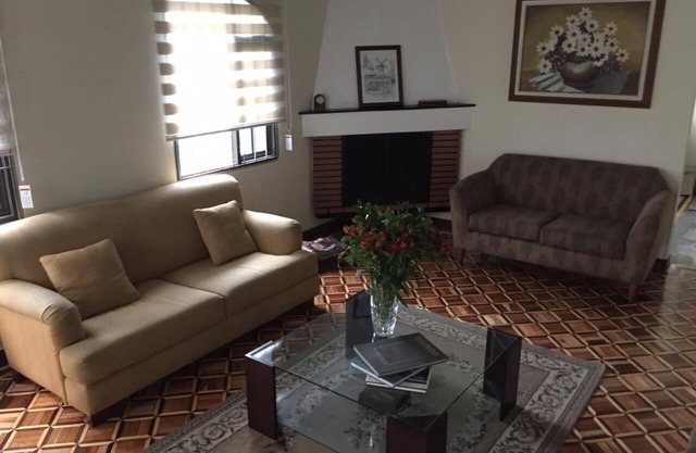 Bright House Rooms 10 mins from the Airport