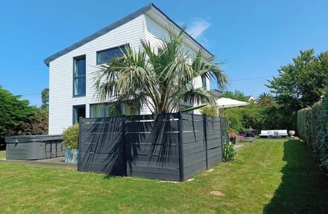 Bright house with garden and spa, 100 m from the beach. Pets welcome.