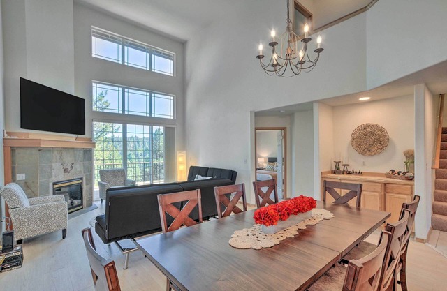 Bright Klamath Falls Townhome w/Resort Perks