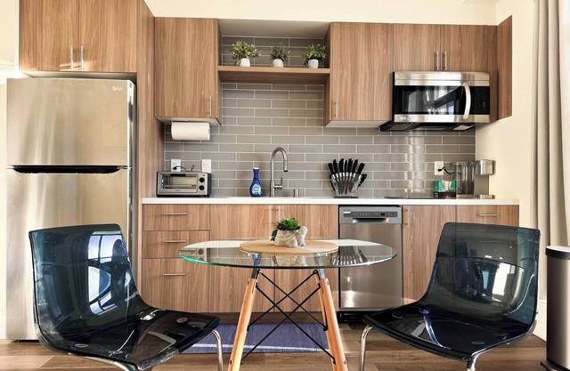 Bright Koreatown Studio with Parking, Gym + Wifi + Washer/Dryer!
