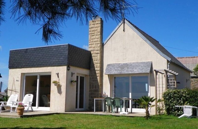 Bright, modern house overlooking the sea and 200m from the beach.