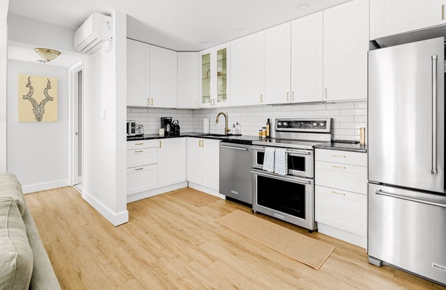 Bright + Modern | King Suite | Creekside Trail