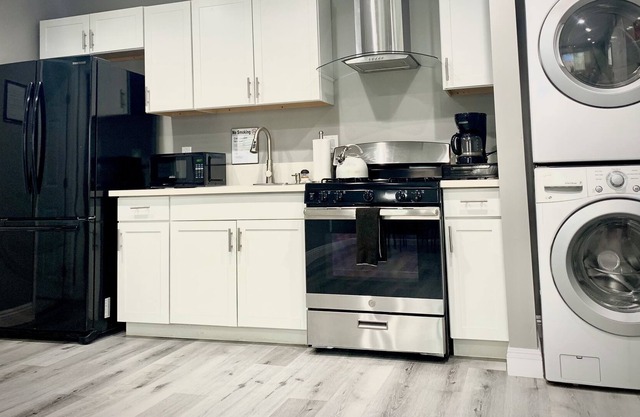 Bright Modern Valley House | Kitchen | Washer & Dryer / Dogs OK!