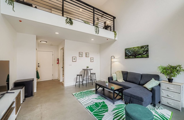 Bright & Modern Wallingford Loft
