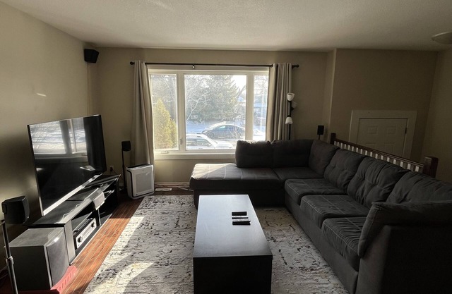 Bright, pet friendly 3 bedroom duplex!