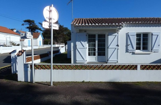 Bright Seaside House with Garden - Close to Beach - Pet-Friendly, Free Bikes, Sleeps 4