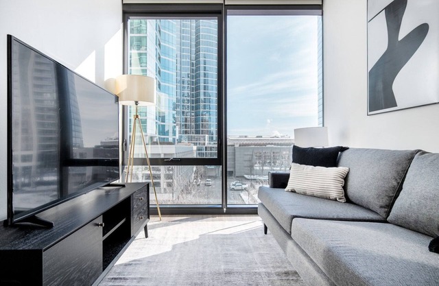 Bright South Loop 1BR w/Pool, Gym, walk to Museum Campus, by Blueground