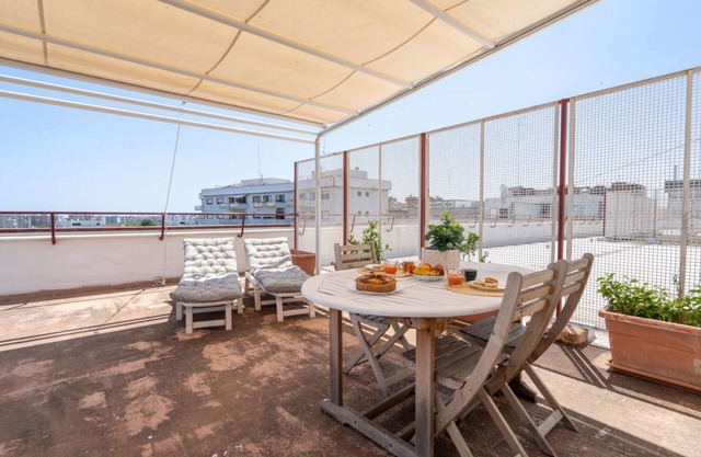 Bright studio apartment perfect for two people, located in a quiet residence a stone's throw from Via Einaudi, an area full of clubs, and equipped with all the comforts for a pleasant stay, including a parking space and an equipped terrace where you can