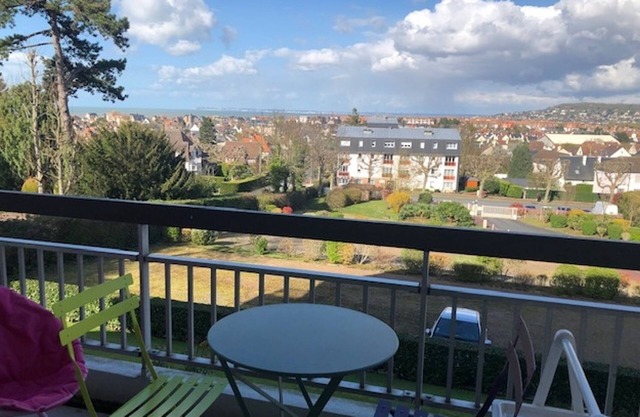 Bright Studio with Balcony, Park View, Parking Near Beach