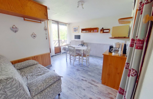 Bright studio with loggia and parking in Les Rousses