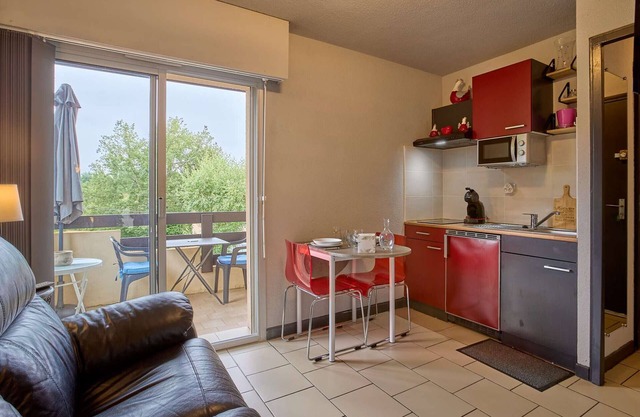 Bright T1 bis apartment with terrace, parking and free Wi-Fi