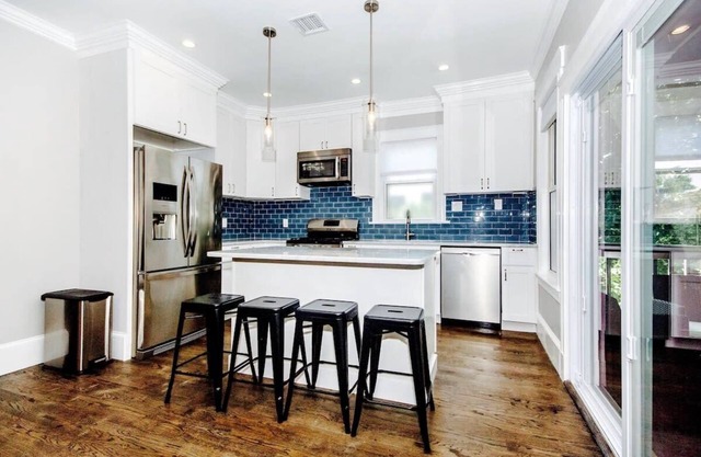 Bright Upscale Boston Home| Private Deck, Near T
