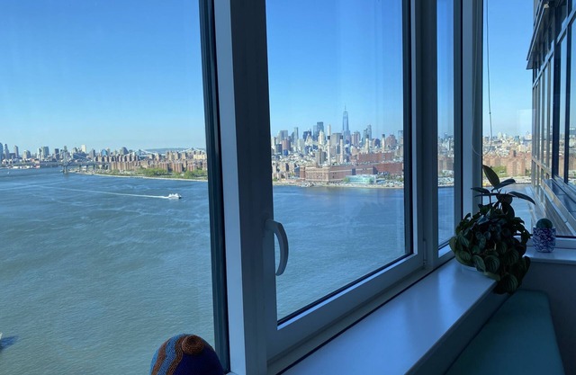 Bright waterfront apt with stunning NYC skyline views