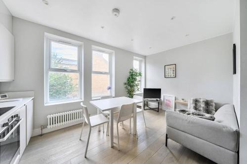 Brilliant 2 Bed Apartment - Spacious, Central & Well-Connected