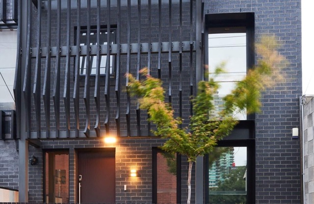 Brilliant Townhouse in Sensational Sth Melb. Law