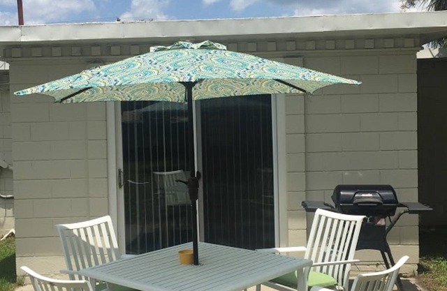 Bring your best friend to the beach - 2 Bedroom, 1 Bath pet friendly bungalow!