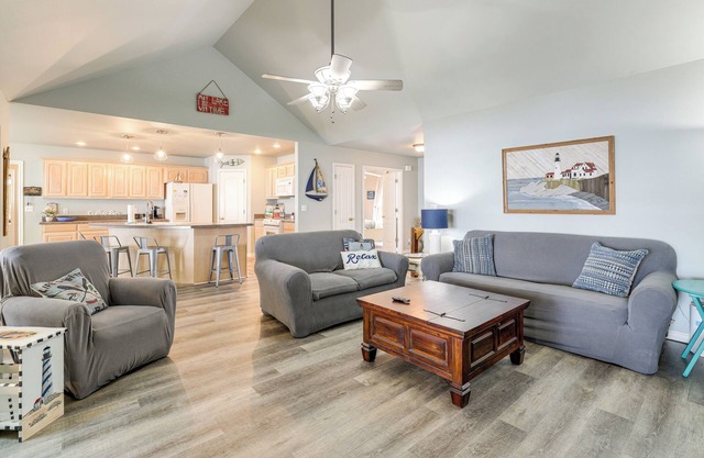Bring Your Boat! Lakefront Home w/Dock in Grove