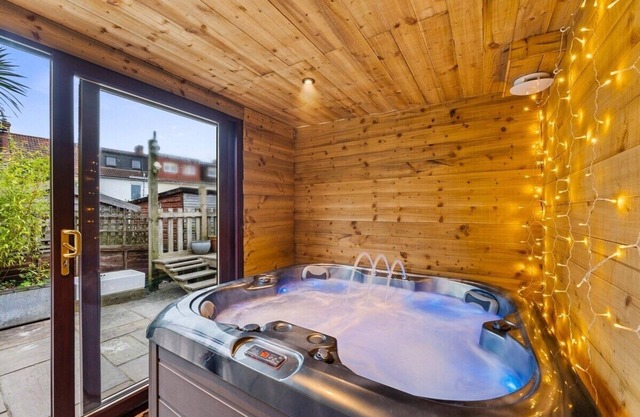 Bristol Burrow -Hot Tub Escape